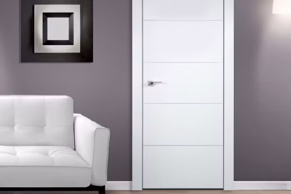 Cửa gỗ sơn trắng toát lên vẻ đẹp trang nhã hiện đại. Mẫu cửa này thường xuất hiện trong biệt thự sang trọng hay chung cư cao cấp. Ảnh: Sieuthicuaviet.