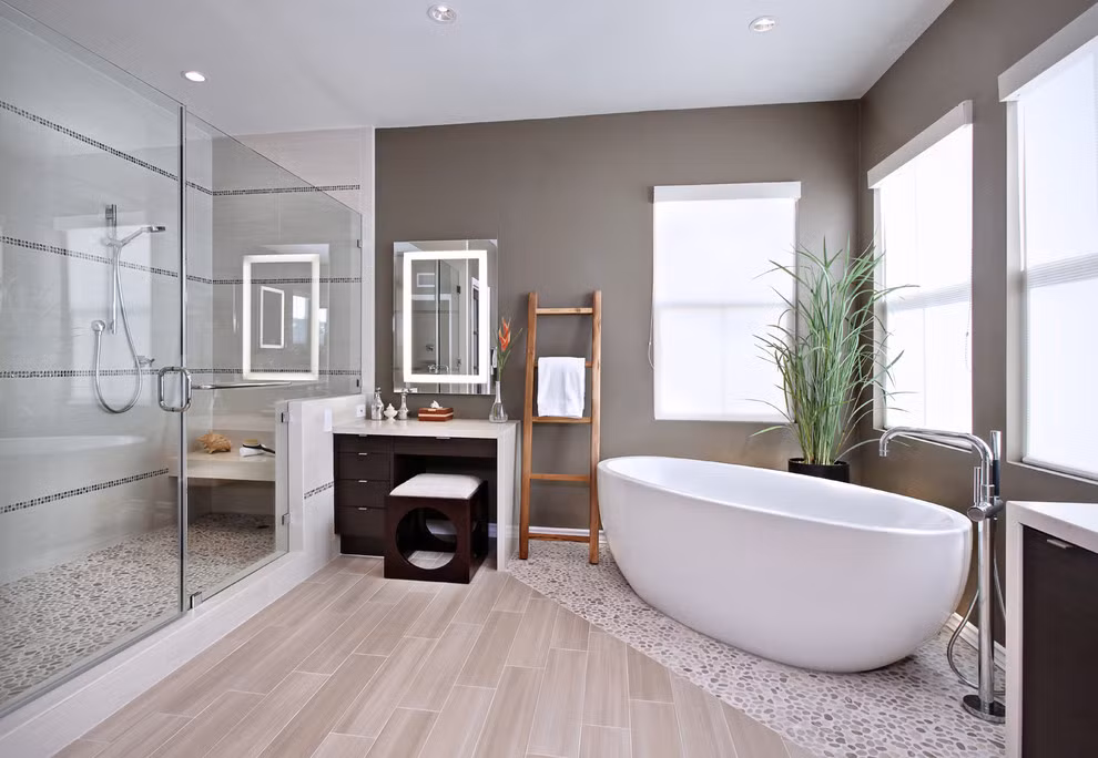 Sàn gạch vân gỗ kết hợp lát sỏi sang trọng như khách sạn cao cấp. Ảnh: Homedit.