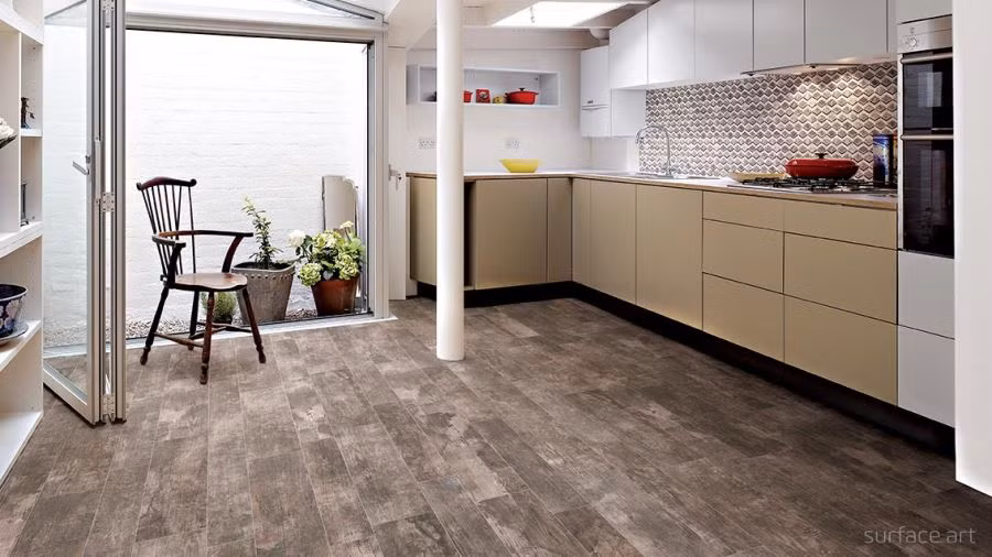 Gạch lát nền màu xám tạo cảm giác nhà bếp luôn sạch sẽ, không bám bẩn. Ảnh: Gach360.