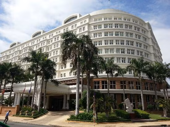 Tọa lạc tại trung tâm TP HCM, nhìn ra Nhà Hát Lớn trên Quảng trường Lam Sơn, Park Hyatt Saigon được xây dựng với kiến trúc thuộc địa Pháp. Ảnh: TripAdvisor.