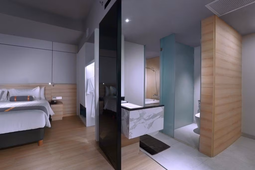 Phòng tắm sang trọng với gam màu trắng - xám chủ đạo. Ảnh: Booking.