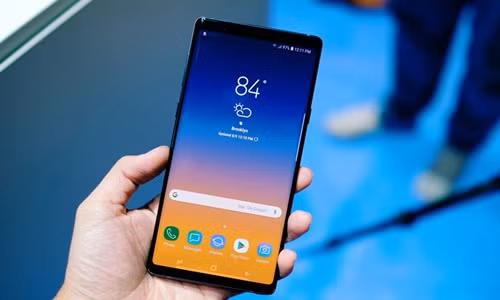 Cạnh trên và cạnh dưới của màn hình Samsung Galaxy Note 9 là hai lớp viền mỏng. Ảnh: Zing.