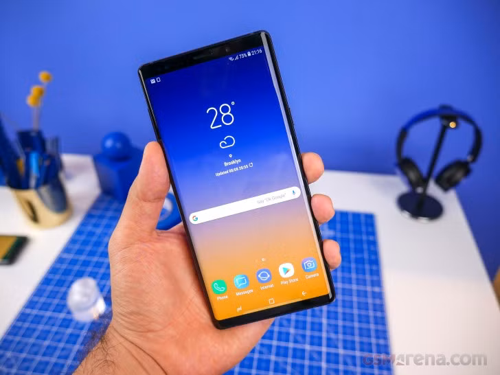 Note 9 vẫn được nhà sản xuất giữ nguyên cổng cắm tai nghe, sạc nhanh, sạc nhanh không dây, chống nước và chống bụi theo chuẩn IP68, cũng như hỗ trợ thẻ nhớ microSD. Ảnh: GSMArena.