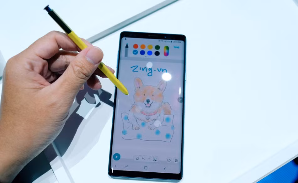 Điểm nhấn đáng chú ý nhất trên Note 9 nằm ở chiếc bút S Pen việc tích hợp Bluetooth cho khả năng chụp ảnh từ xa, hỗ trợ trình chiếu slide như một remote control... với phạm vi hoạt động trong bán kính 10 m. Ảnh: Zing.