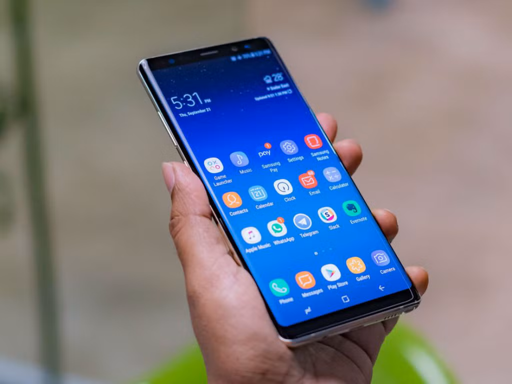 Cảm biến vân tay trên Note 9 được chuyển về bên dưới cụm camera kép. Nhờ vậy, người dùng dễ dàng hơn trong việc dùng vân tay để mở má. Ảnh: Firstpost.