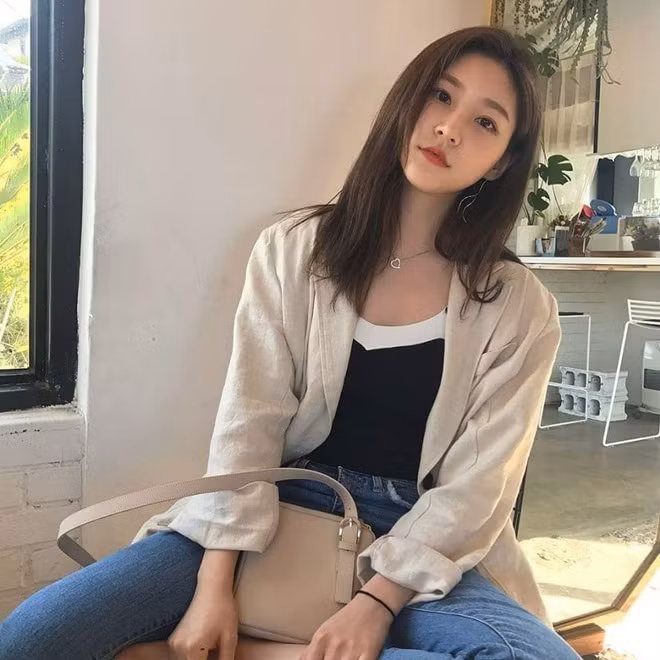 Vài năm gần đây, sự nghiệp của Kim Sae Ron có vẻ giậm chân tại chỗ khi cô chưa tìm được vai diễn đột phá. Một số tác phẩm của như “Phù thủy trong gương”, “Cô bé nhà bên”… đều không gây được ấn tượng.