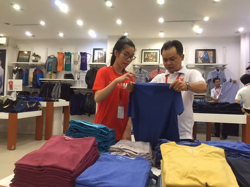 UBND quận 5 cũng sẽ cho triển khai thử nghiệm sàn thương mại điện tử, dự kiến vận hành vào cuối tháng 6/2018. Ảnh: Plo.