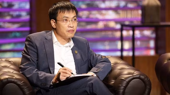 Trong "Thương vụ bạc tỷ mùa 2", Shark Vương (Trần Anh Vương, Tổng giám đốc tại Sam Holdings - SAM, Chủ tịch HĐQT CTCP Đầu tư BVG - BVG) không tham gia với tư cách nhà đầu tư chính - Shark, mà là thành viên ban tổ chức. Ảnh: Vneconomy. Trong "Thương vụ bạc tỷ mùa 2", Shark Vương (Trần Anh Vương, Tổng giám đốc tại Sam Holdings - SAM, Chủ tịch HĐQT CTCP Đầu tư BVG - BVG) không tham gia với tư cách nhà đầu tư chính - Shark, mà là thành viên ban tổ chức. Ảnh: Vneconomy.