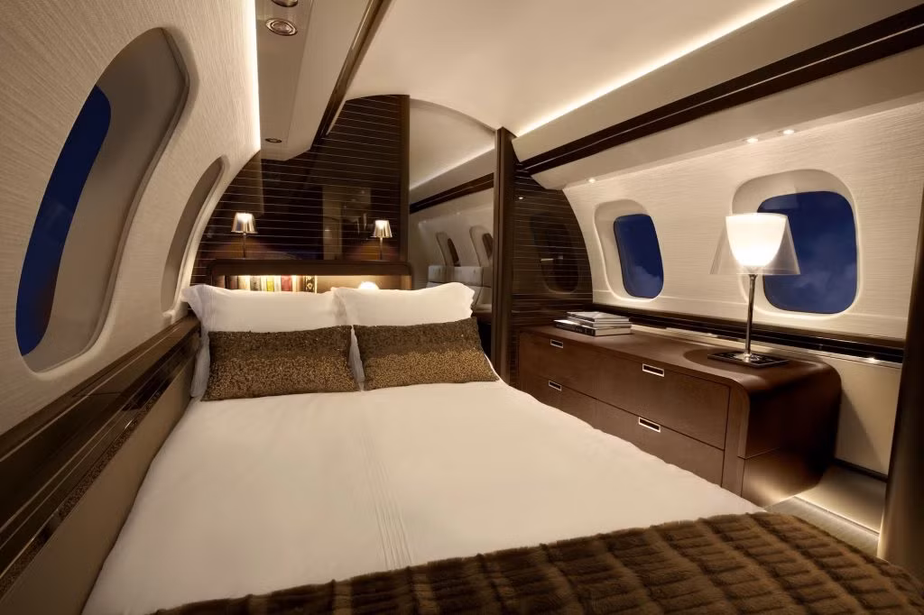 Ngoài nội thất sang trọng, máy bay 73 triệu USD này còn có phòng ngủ riêng hiện đại. Ảnh: Flying Magazine.