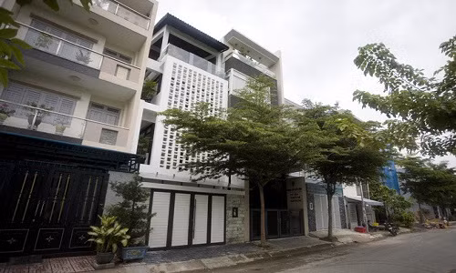 Tọa lạc tại quận Bình Thạnh, TP HCM, căn nhà phố 3 tầng khiến người qua đường tò mò bởi hệ lam bê tông ở tầng trên.