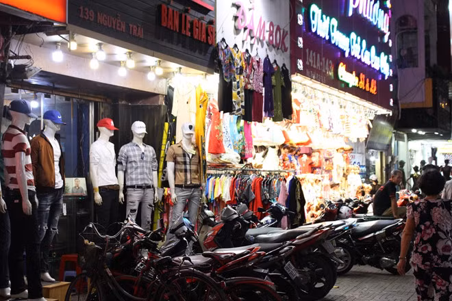 Hiện, 85% các cơ sở kinh doanh đăng ký tham gia trên phố Thời trang, cam kết thực hiện niêm yết giá, bán đúng giá, không nói thách, ưu tiên bán hàng Việt Nam và quảng bá hàng Việt…Ảnh: Zing.