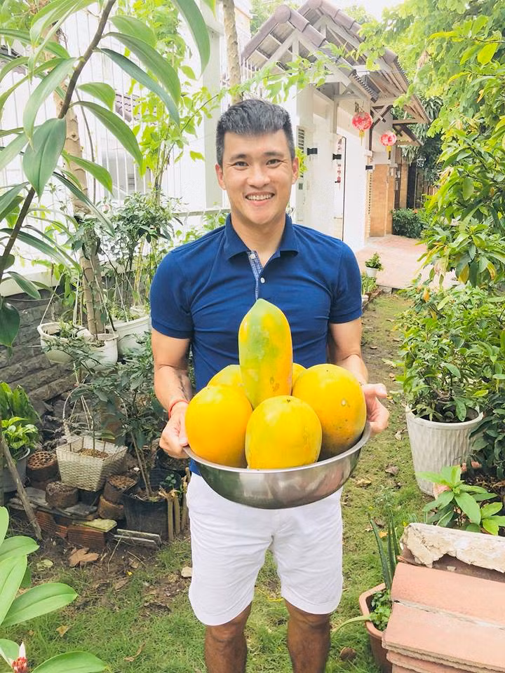 Cựu tiền đạo Lê Công Vinh sung sướng hái quả chín trong vườn do vợ chồng anh tự chăm sóc. Ảnh: FB Le Cong Vinh.