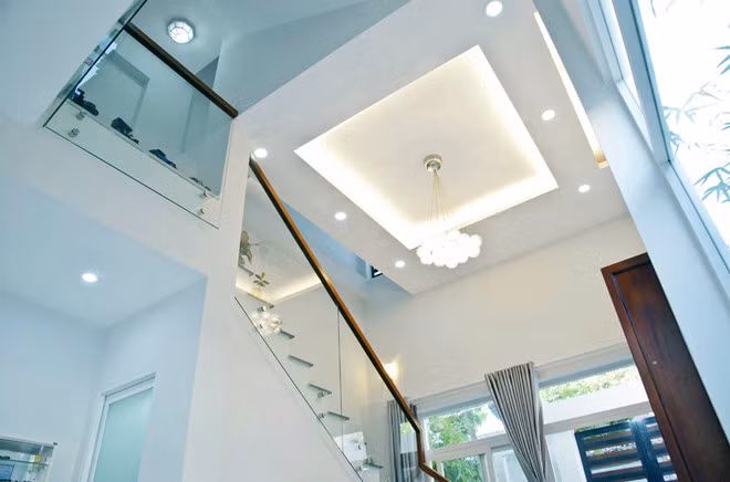 Cầu thang hiện đại và tinh tế với lan can kính không trụ đỡ.