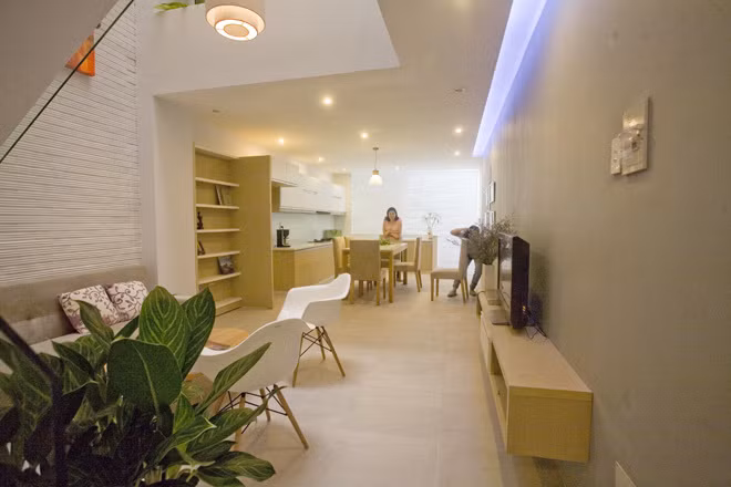 Phòng khách, bếp và bàn ăn bố trí trên tầng 2. Giữa các khu vực chức năng không có vách ngăn, tạo sự liền mạch.