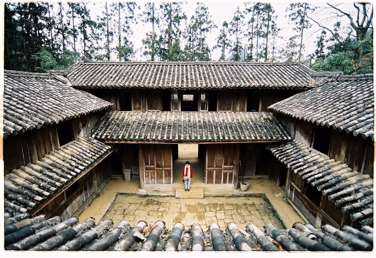 Giữa các dãy nhà gỗ 2 tầng khép kín là một khoảng sân rộng. Ảnh: Wiki.