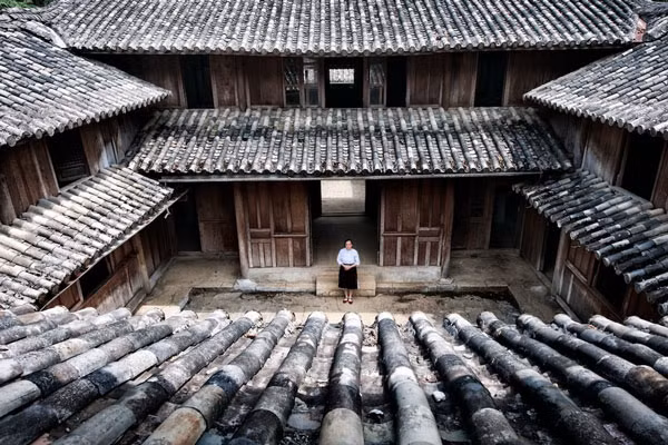 Khác với kiến trúc của những ngôi nhà người Mông bình thường, dinh thự vua Mèo mang kiến trúc từ thời xa xưa dành cho vua chúa và những người có uy, có quyền. Ảnh: Vietnamnet.