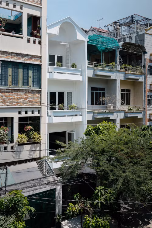 Nhìn bên ngoài, chẳng ai nghĩ ngôi nhà 4 tầng sử dụng tông màu trắng sáng nổi bật giữa khu phố lại được cải tạo từ căn nhà cũ tối tăm được xây dựng từ 15 năm trước.