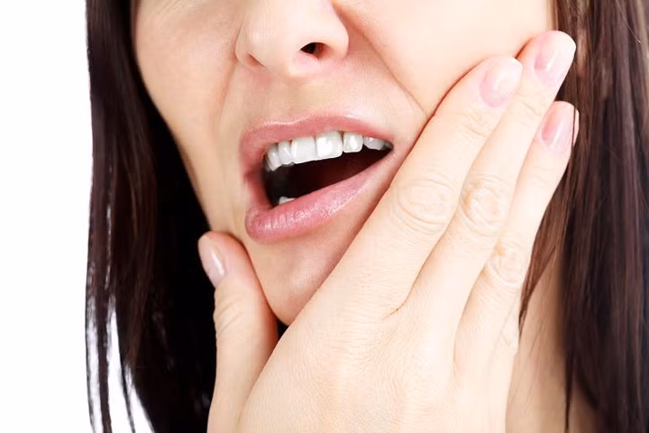 Xử lý đau răng: Nhiều người thường bôi, chà xát các loại thuốc lên vùng nướu để xử lý đau răng. Tuy nhiên, nướu dễ bị tổn thương bởi các chất này. Hơn nữa, vấn đề là răng không tự khỏi được, bạn cần đến nha sĩ và nhận lời khuyên tốt nhất.