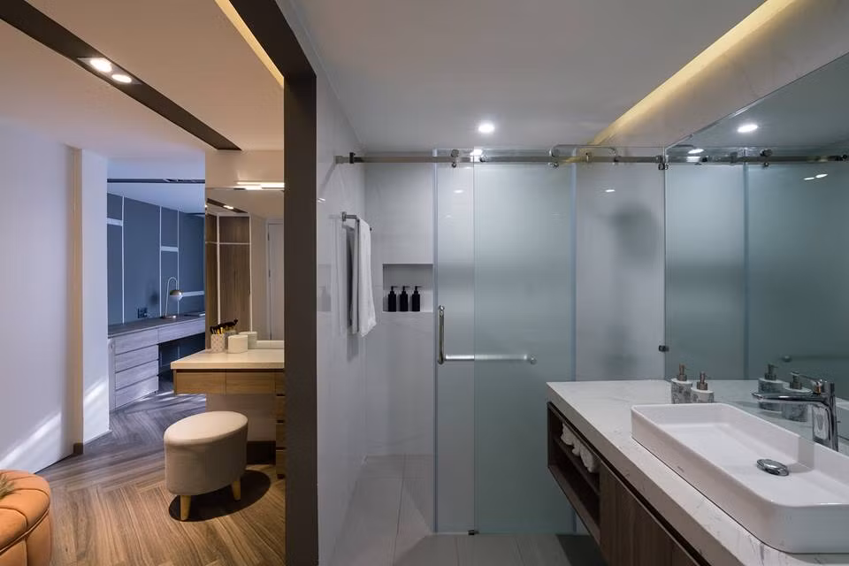 Phòng tắm với nội thất hiện đại.