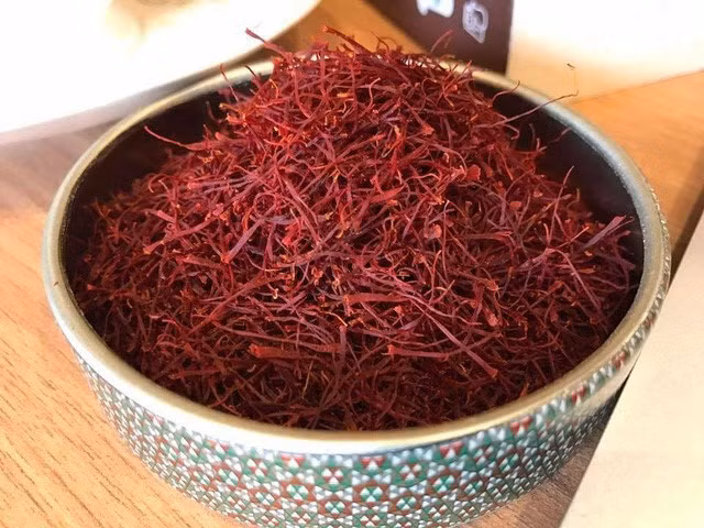 Dù có giá tới 400-650 triệu đồng/kg, nhụy hoa nghệ tây vẫn được đại gia Việt đổ xô mua về làm trà thưởng Tết hay để làm gia vị tẩm ướp các món ăn. Ảnh: Vietnamnet.