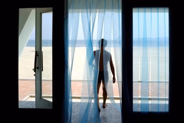 Một người đàn ông Triều Tiên bước ra bãi tắm từ phòng thay đồ của khu nghỉ dưỡng.