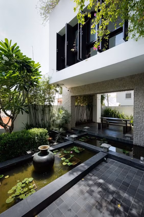 Để tạo sự mát mẻ và sống động cho khu vườn, nên chọn cây bụi lớn và kết hợp các loại cây thủy sinh cùng cá cảnh. Nguồn ảnh: Houzz.