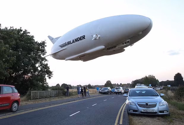 Thực hiện chuyến bay đầu tiên vào năm 2016, Airlander 10 có thể chở 19 hành khách và 10 tấn hàng hóa. Ảnh: CNN.