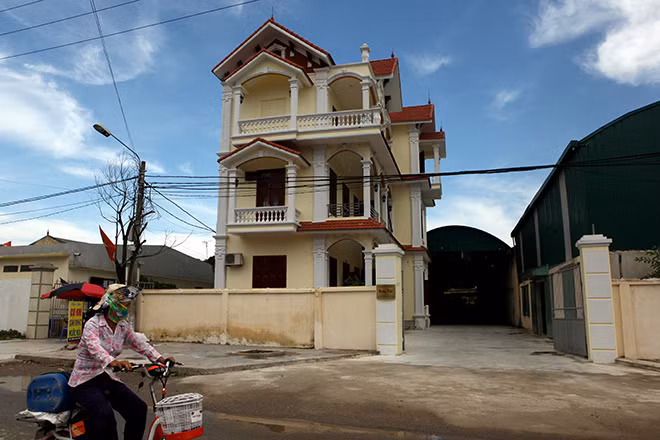 Rất nhiều ngôi nhà to như những lâu đài nguy nga khiến làng Mẹo còn được gọi là làng biệt thự. Ảnh: Dân Việt.