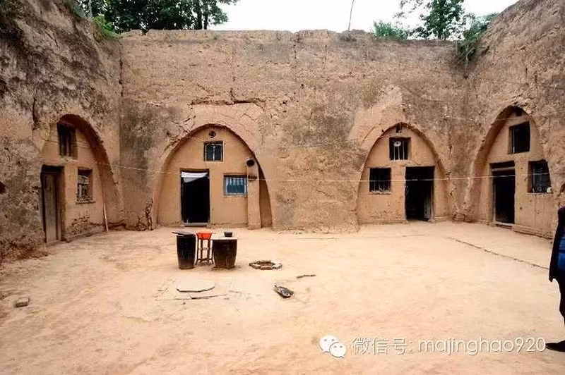 Mỗi ngôi nhà đều có một đường hầm sâu, kết nối với thế giới bên ngoài qua một sân chung. Ảnh: Weibo.