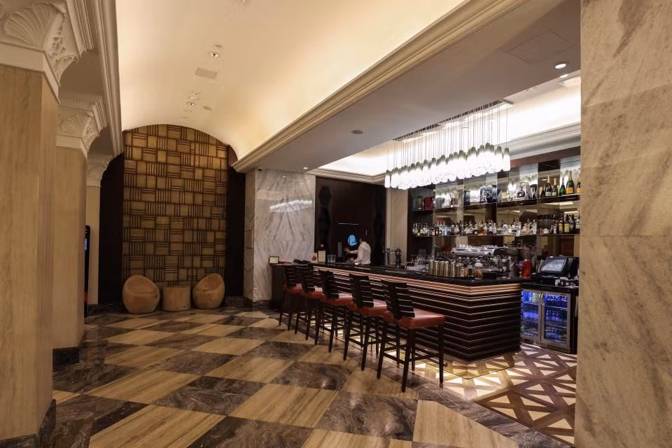 Quầy bar rộng phục vụ du khách.