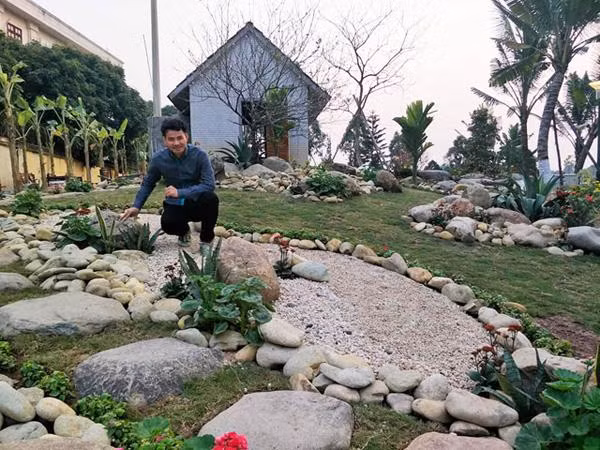Nghệ sĩ Xuân Bắc hào hứng khoe khu vườn với tiểu cảnh đẹp mắt. Ảnh: Nld.