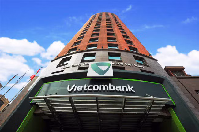 Bứt phá từ vị trí thứ 6 lên vị trí thứ 4,Vietcombank được đánh giá là một trong những nơi có chế độ lương tốt và môi trường làm việc hấp dẫn. Ảnh: Vietcombank.