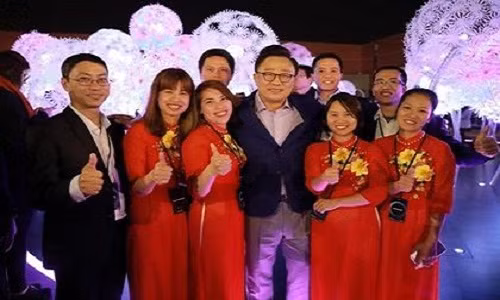 Chụp ảnh lưu niệm cùng Chủ tịch Dj Koh. Chụp ảnh lưu niệm cùng Chủ tịch Dj Koh.