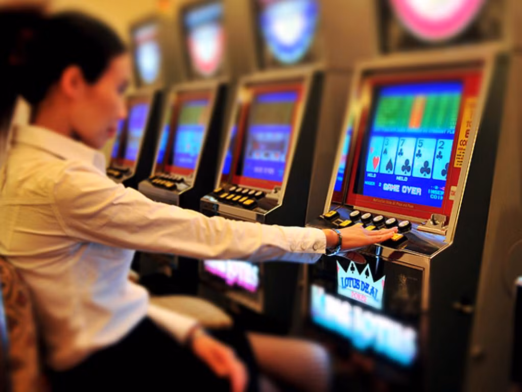 Bên trong casino Hạ Long có nhiều bàn với 4 loại trò chơi. Ảnh: Royal Villas Halong.