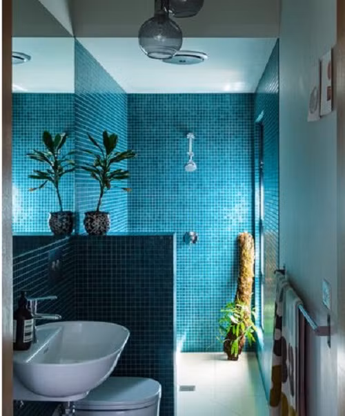 Màu sắc nổi bật tạo nét sống động cho phòng tắm hiện đại. Nguồn ảnh: Housebeautiful, Houzz.
