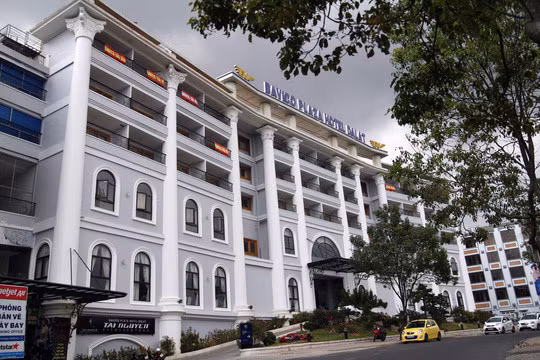 Theo nguồn tin trên báo Người lao động, ngày 17/4, Ngân hàng TMCP Quân Đội đã thu giữ và tiếp quản khách sạn Bavico Đà Lạt (Lâm Đồng) số 3, đường Lê Thị Hồng Gấm. Ảnh: NLĐ.