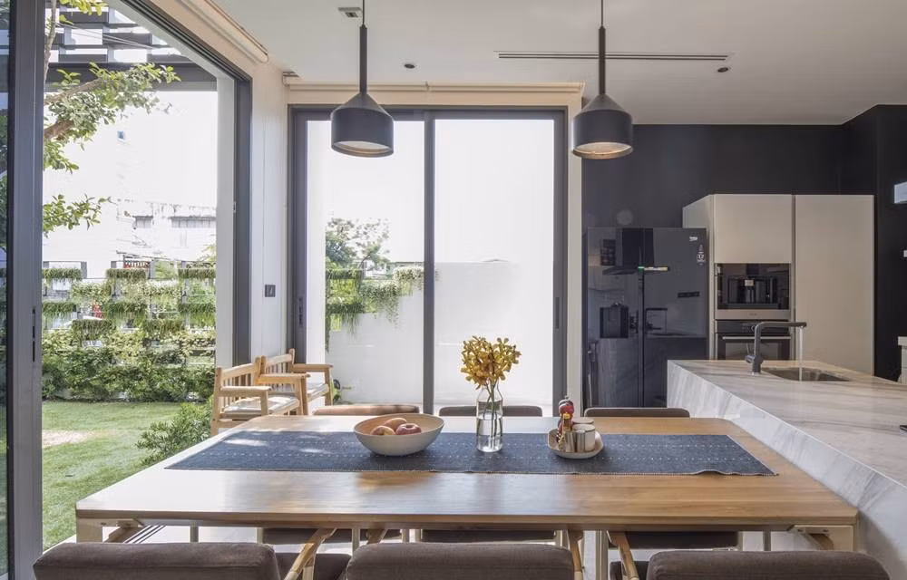 Không gian ăn uống hiện đại mà ấm cúng.