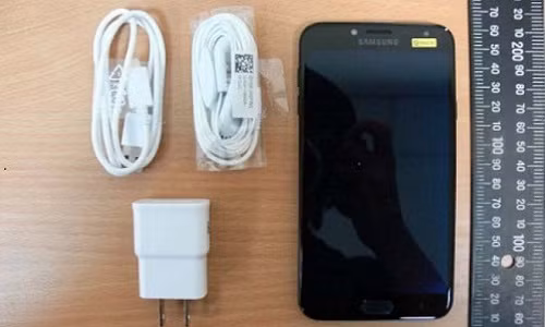 Hình ảnh được cho là Galaxy J4 (2018) đi kèm với bộ sạc và tai nghe.