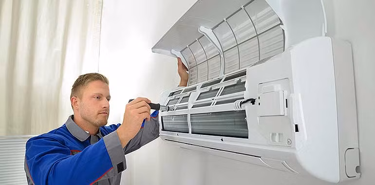 Thường xuyên vệ sinh, đặc biệt là lọc gió vừa giúp tăng hiệu suất làm lạnh của điều hòa, vừa giúp tiết kiệm điện một cách tối đa trong quá trình sử dụng. Nguồn ảnh: Printest.