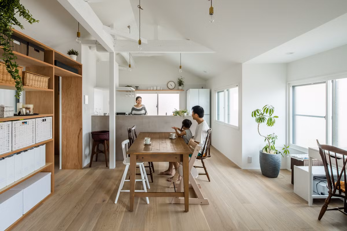 Nội thất màu tối nổi bật trên gam màu trắng chủ đạo tạo điểm nhấn cho không gian bên trong ngôi nhà 2 tầng. Nguồn ảnh: Kenta Kawamura.