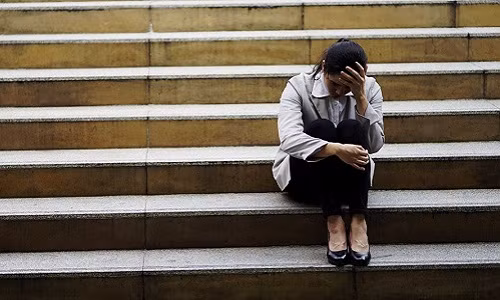 7. Bạn bị soi mói hoặc làm ngơ Khi bạn bị sếp "soi" từng hành động nhỏ hoặc chẳng được quan tâm và phải làm việc trong môi trường "đột nhiên trở lên không thoải mái", có thể đó là vì bạn không còn được tin tưởng. Đây là một trong những dấu hiệu rõ ràng cho thấy bạn có nguy cơ bị đuổi việc.