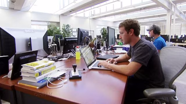 Bàn làm việc của Mark Zuckerberg thường xuyên có một chồng sách mà anh tự thách thức bản thân phải đọc hết "Year of Books". Ảnh: BI.