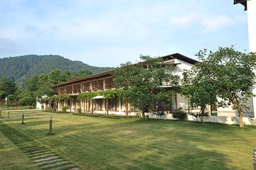 Khu nhà nằm giữa khuôn viên xanh mướt, với thiết kế không gian mở gần gũi với thiên nhiên. Ảnh: NLĐ.