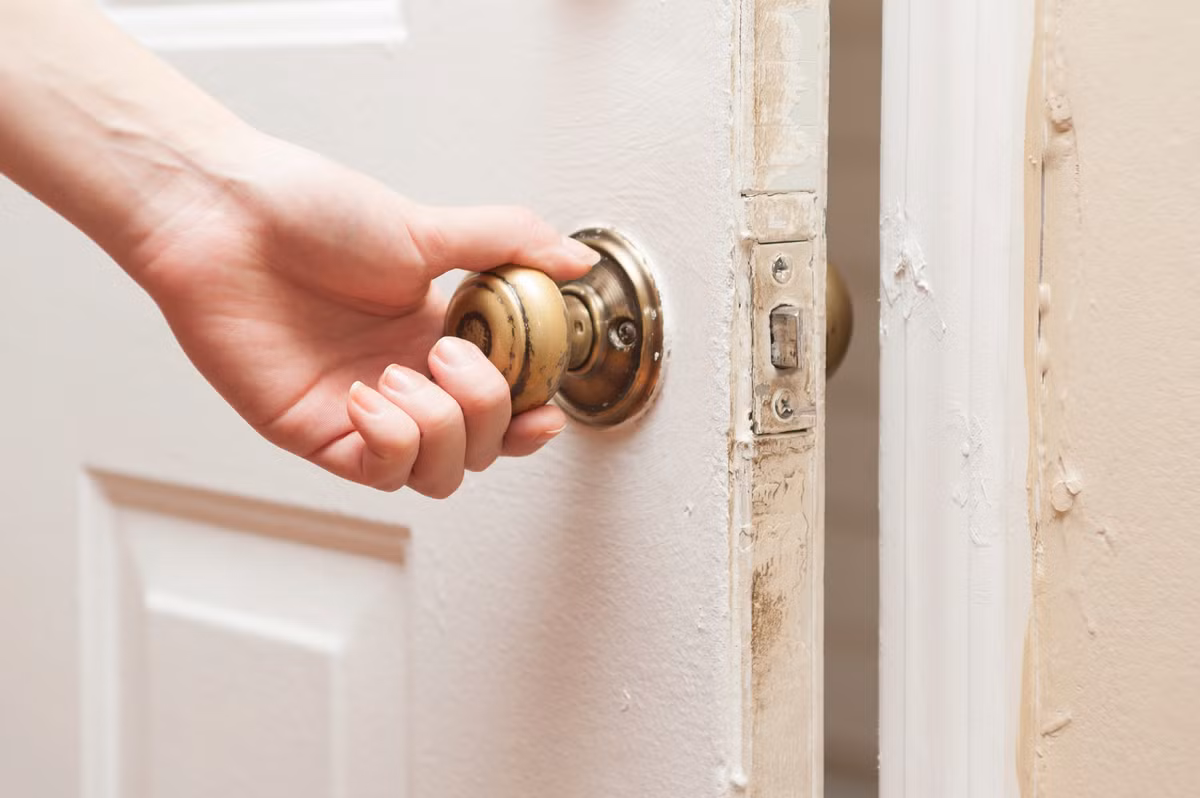 Đóng kín mọi cửa chính, bít các lỗ hổng bằng vải hoặc giấy báo giúp chặn hơi lạnh tràn vào nhà. Ảnh: Prevention.