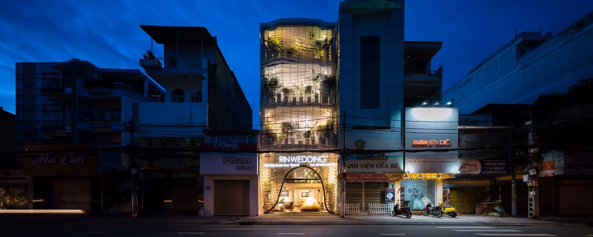 Studio anh vien ao cuoi o SG long lay tren bao Tay