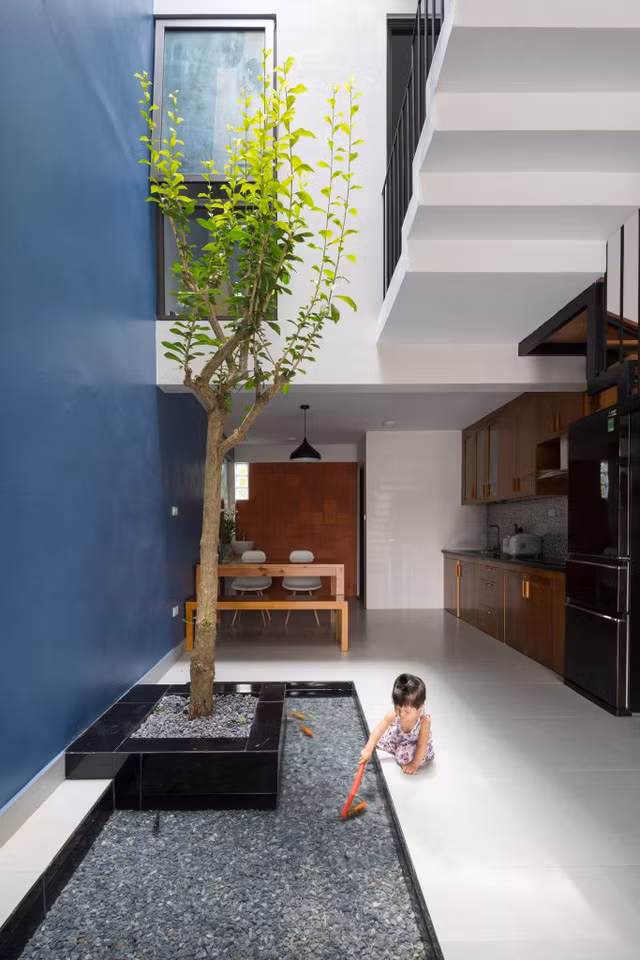 Cây xanh, hồ cá trở thành góc vui chơi lý tưởng của trẻ nhỏ.
