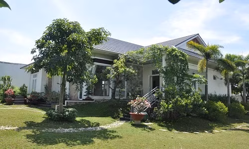 Biệt thự mái thái gây ấn tượng ngay từ kiến trúc bên ngoài với khoảng sân vườn xanh hút mắt.