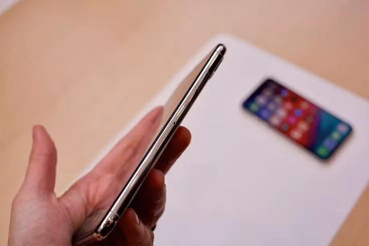 Và chỉ có một phiên bản iPhone XS đặc biệt tại Trung Quốc, với hai khe cắm SIM vật lý như cách sử dụng hai SIM quen thuộc trên Android.
