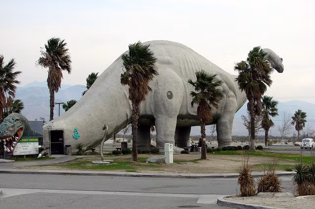 Ngôi nhà ở Cabazon (Caifornia, Mỹ) gây ấn tượng với hình dáng chú khủng long độc đáo.