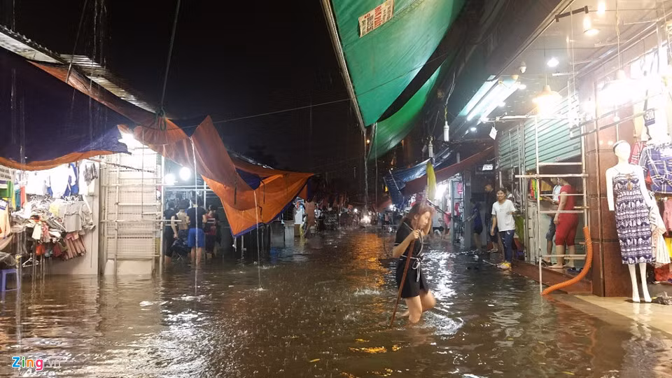 Khu vực chợ Xanh trên phố Phan Văn Trường, các cửa hàng kinh doanh tất bật dọn dẹp sớm.